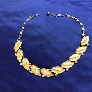 Vintage signed LISNER clear leaf lucite necklace